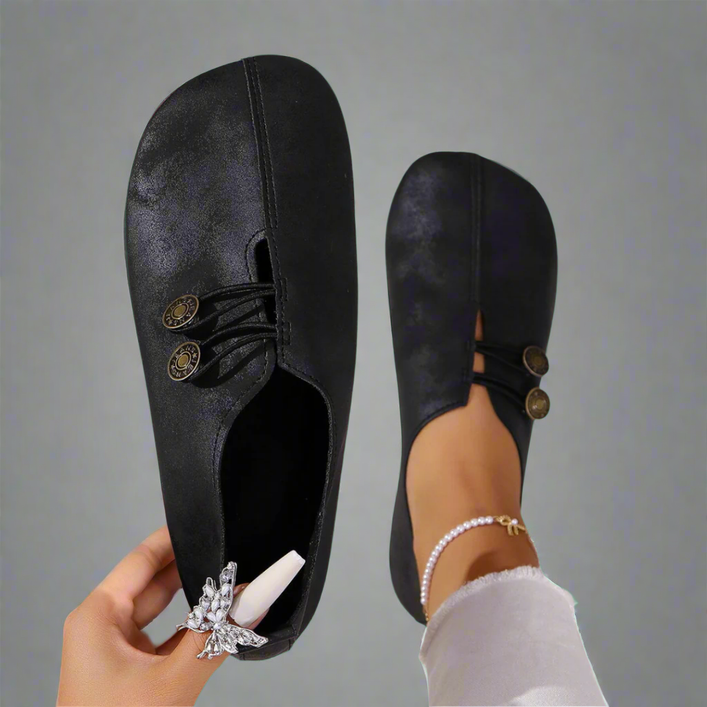 Moccasin shoes with round toes, decorative lace detail and flat soles