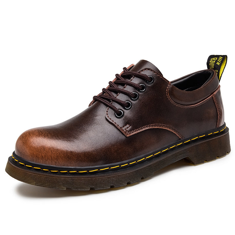 Men's lace-up shoes with round toe, lug sole and stitched trim