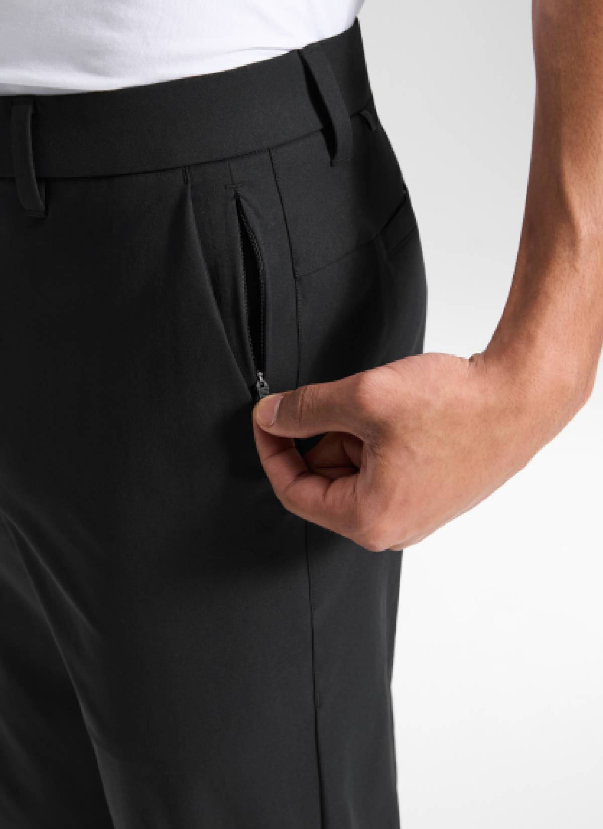 Men's straight-leg golf pants with front pockets and button closure