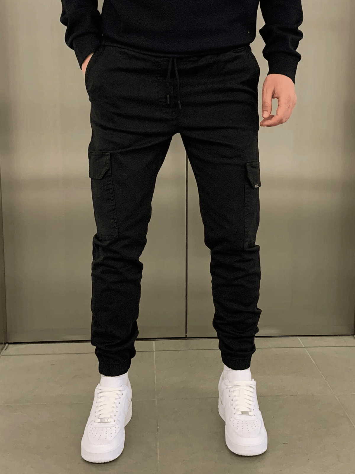Men's tapered cargo trousers with drawstring waist, thigh pockets and elasticated cuffs