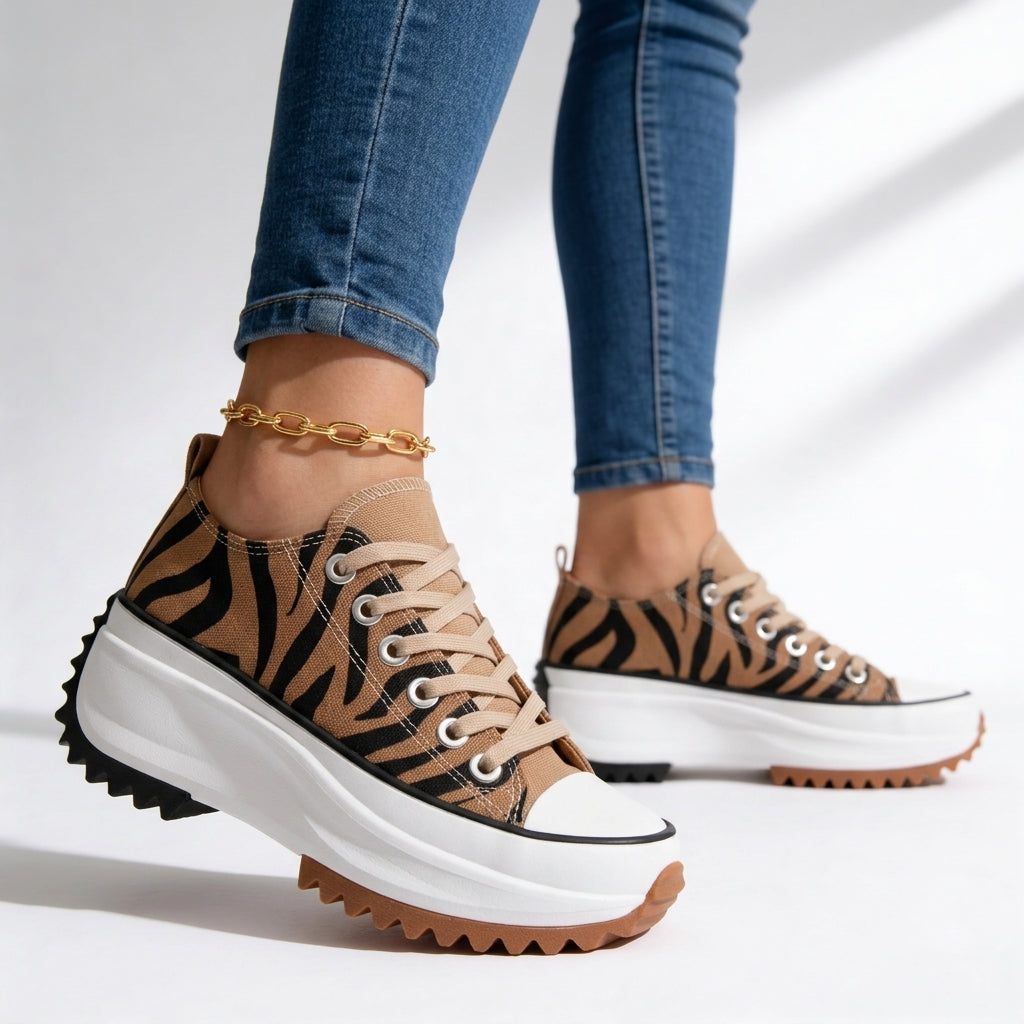Unisex platform trainers with lace-up front, rounded toe and ridged sole