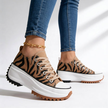 Unisex platform trainers with lace-up front, rounded toe and ridged sole