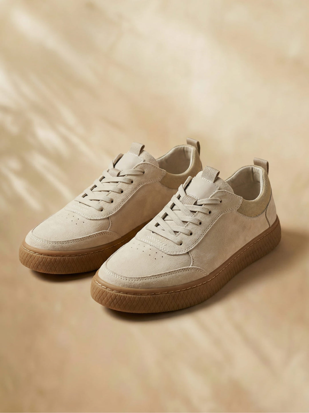 Men's low-top lace-up sneakers with textured soles