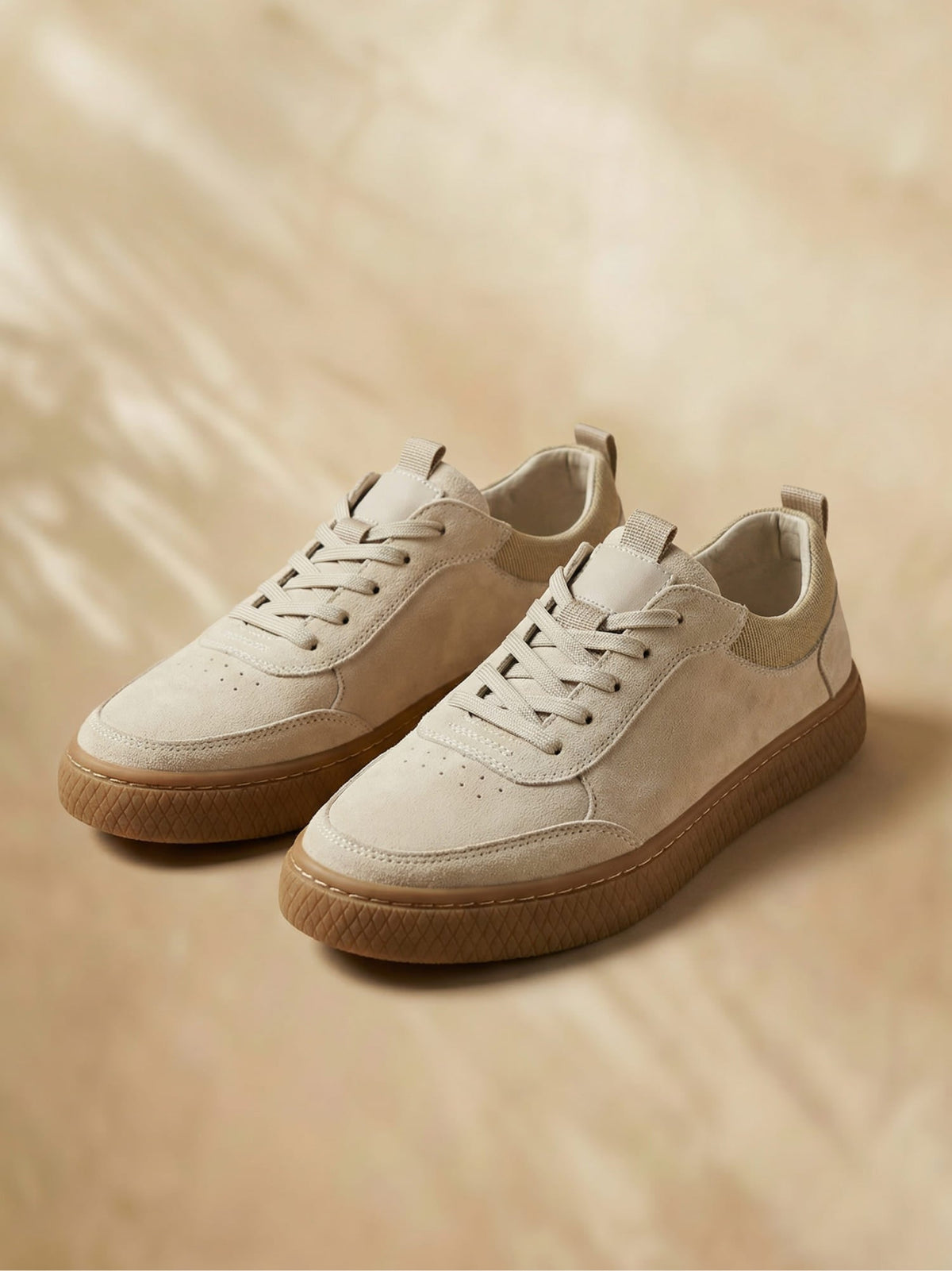 Men's low-top lace-up sneakers with textured soles