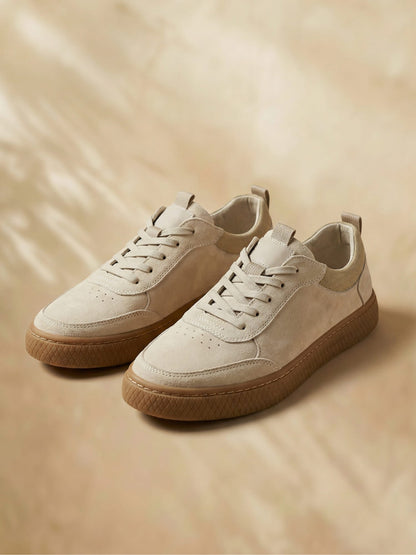 Men's low-top lace-up sneakers with textured soles