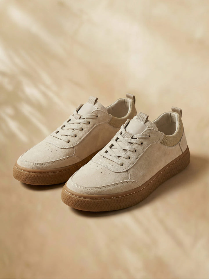 Men's low-top lace-up sneakers with textured soles