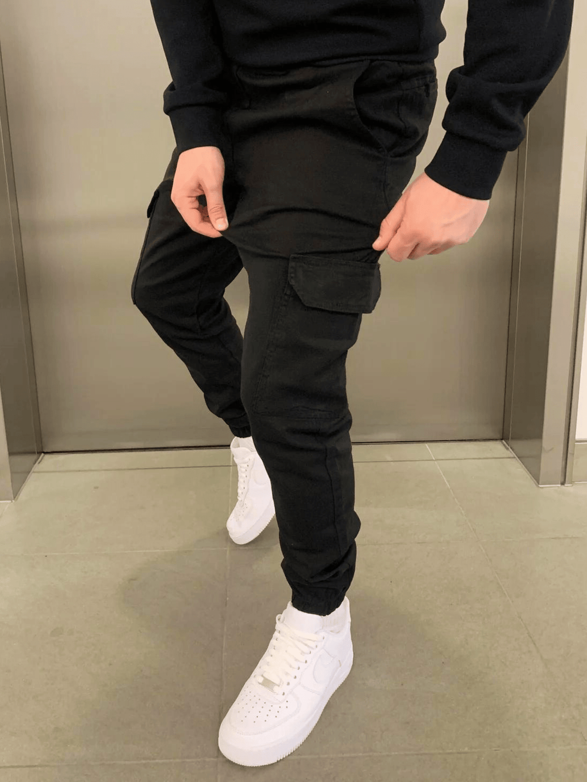 Men's tapered cargo trousers with drawstring waist, thigh pockets and elasticated cuffs