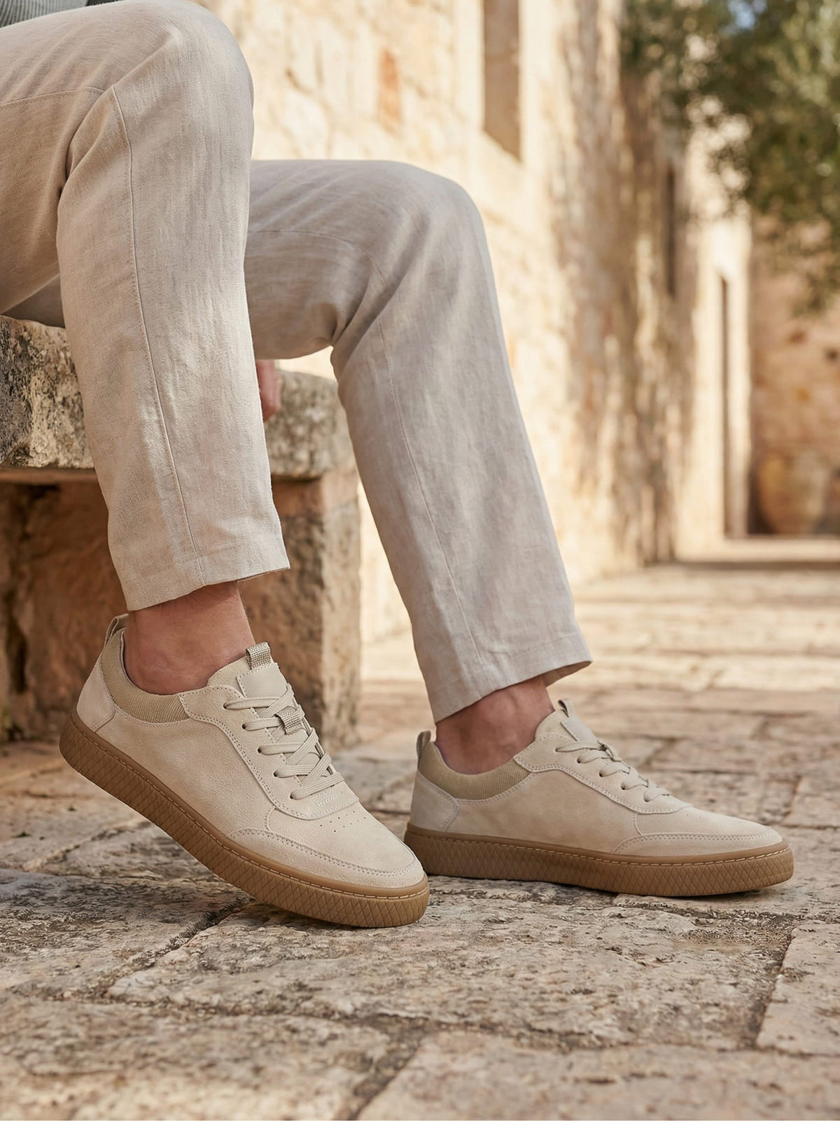 Men's low-top lace-up sneakers with textured soles