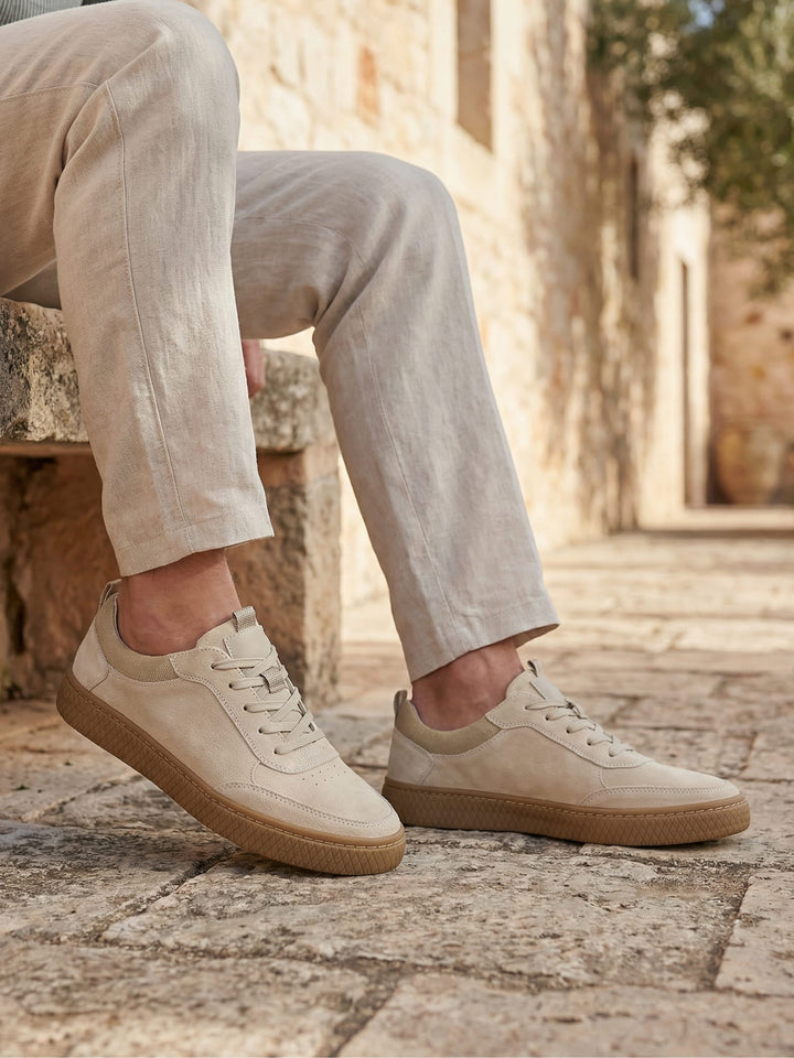Men's low-top lace-up sneakers with textured soles