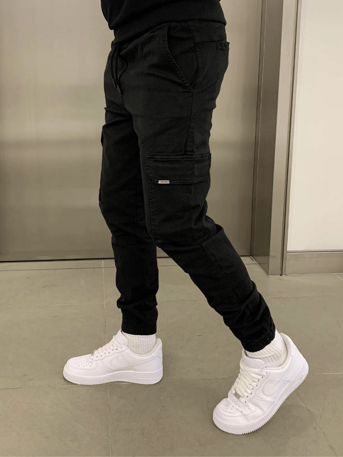 Men's tapered cargo trousers with drawstring waist, thigh pockets and elasticated cuffs