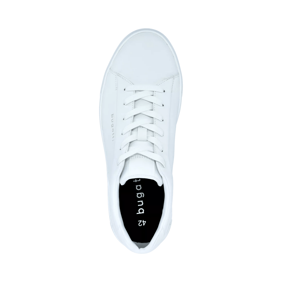 White men's low-top lace-up trainers with a flat sole