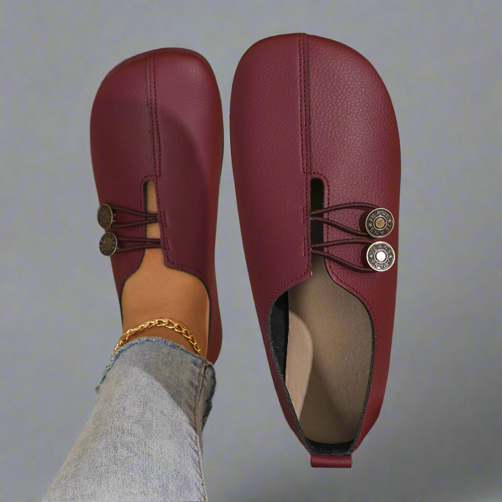 Moccasin shoes with round toes, decorative lace detail and flat soles