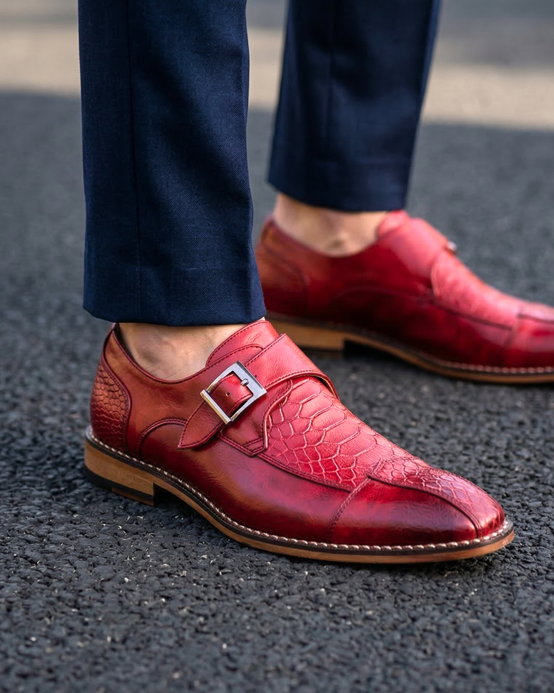 Monk strap loafer with buckle, pointed toe and textured panels