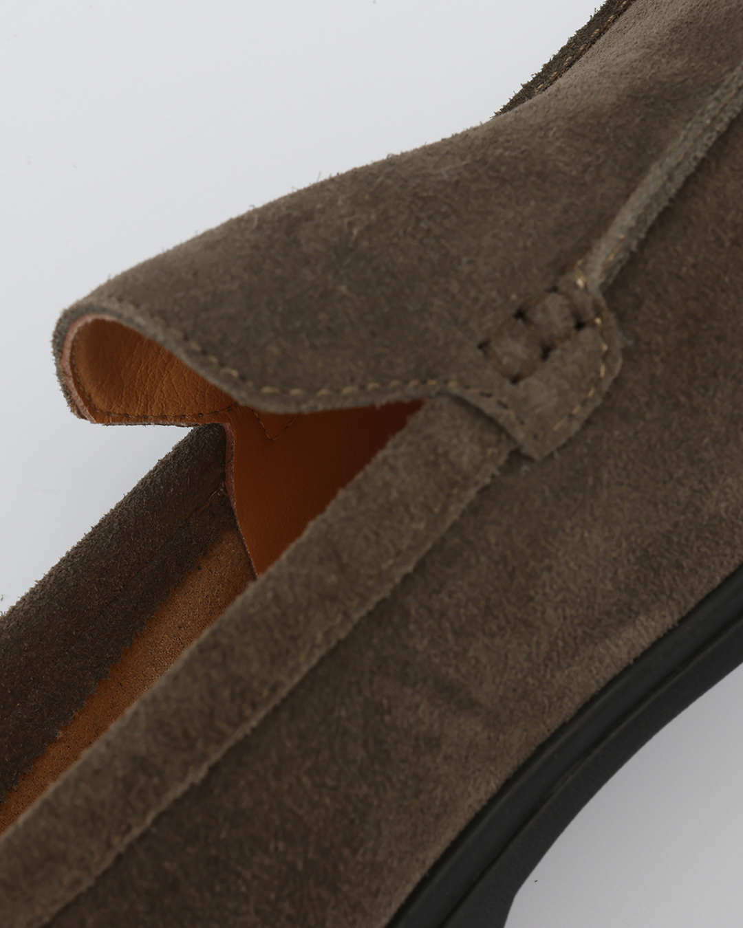 Woven slip-on loafers with round toes and flat soles