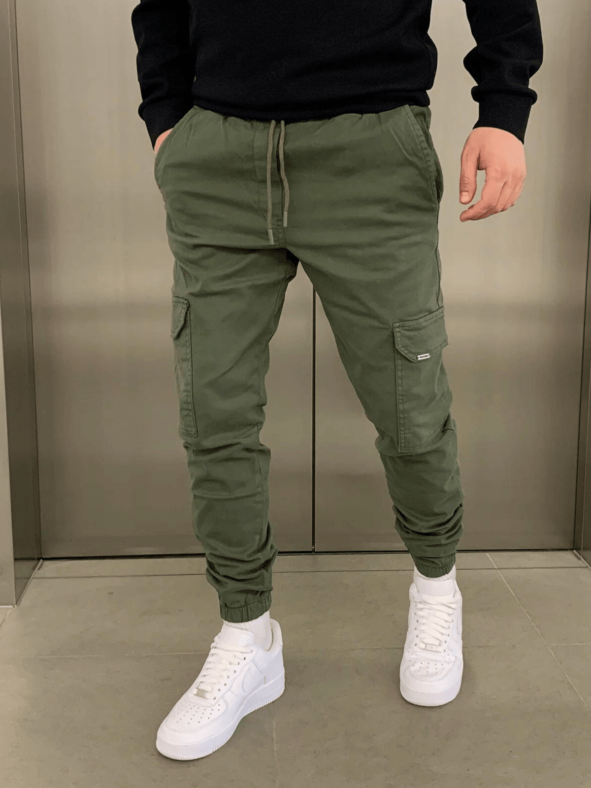 Men's tapered cargo trousers with drawstring waist, thigh pockets and elasticated cuffs