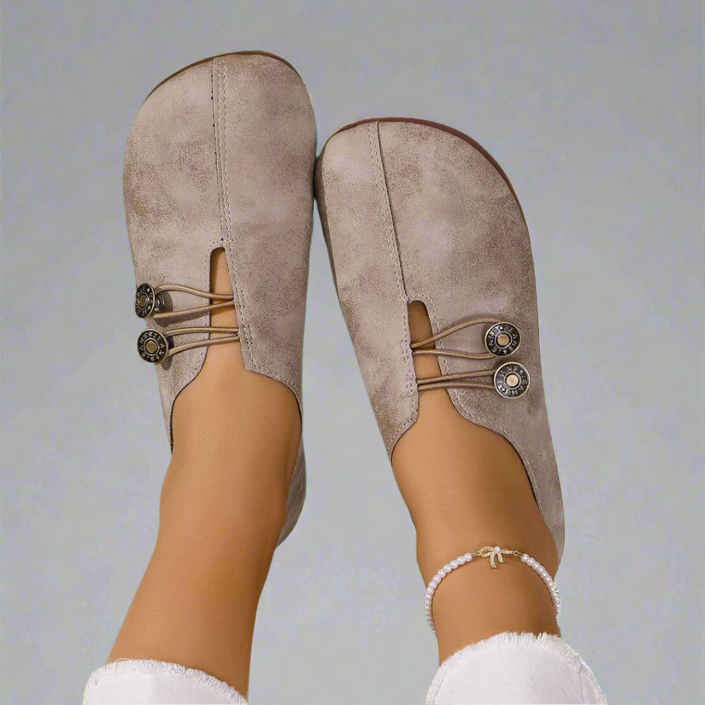 Moccasin shoes with round toes, decorative lace detail and flat soles