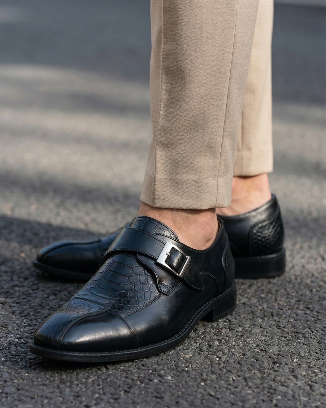 Monk strap loafer with buckle, pointed toe and textured panels