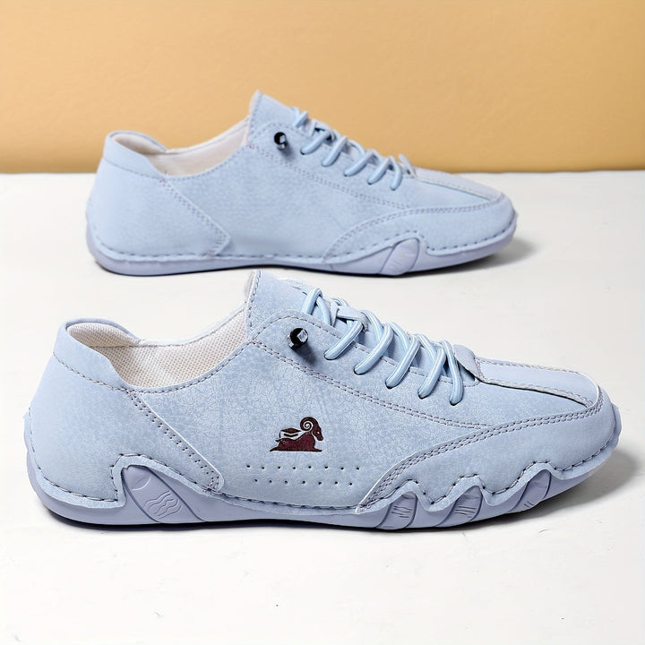 Low-profile lace-up trainers with round toes and textured soles