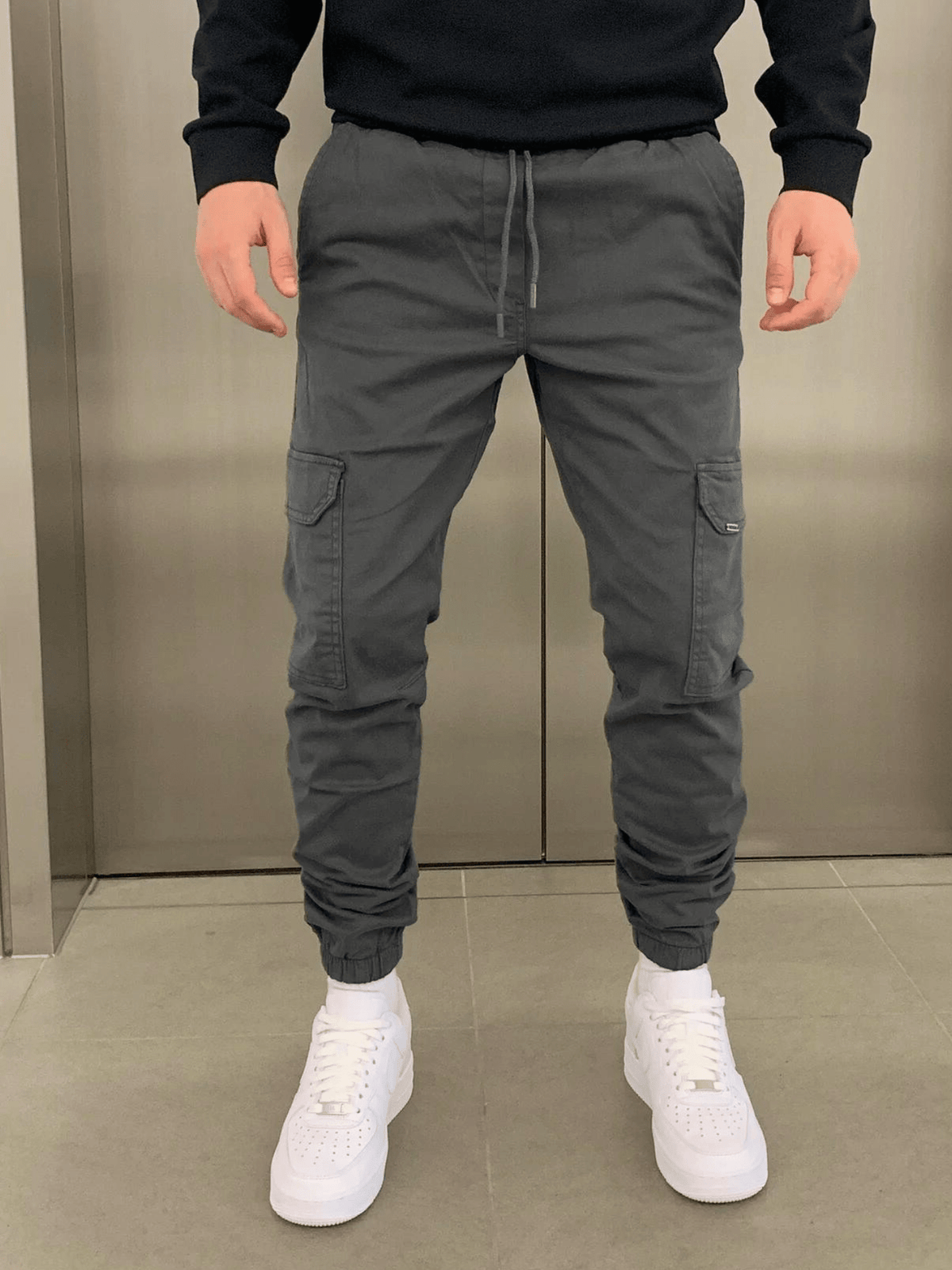 Men's tapered cargo trousers with drawstring waist, thigh pockets and elasticated cuffs