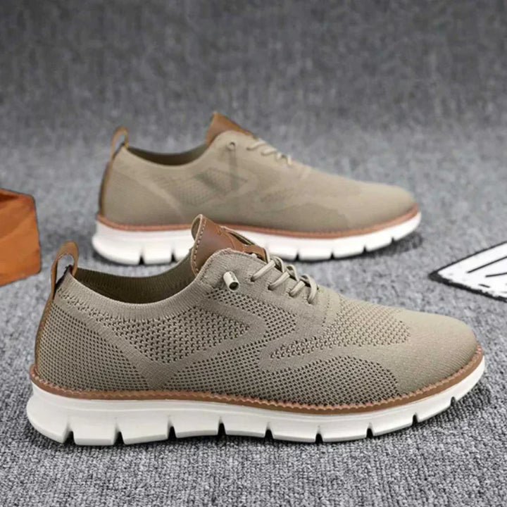 Men's low-top mesh sneakers with laces and segmented sole