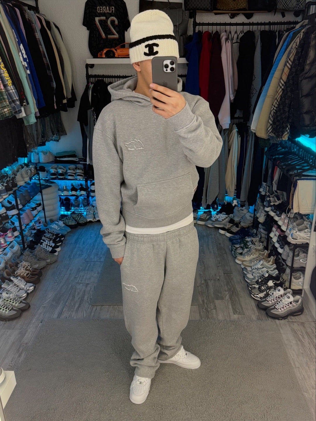 Grey plain hoodie with hood, long sleeves and front kangaroo pocket