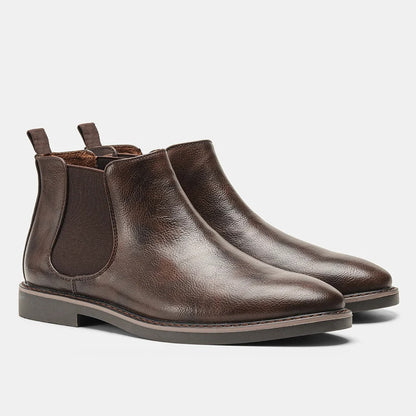 Men's Chelsea boots with elastic side panels, almond toes and flat soles