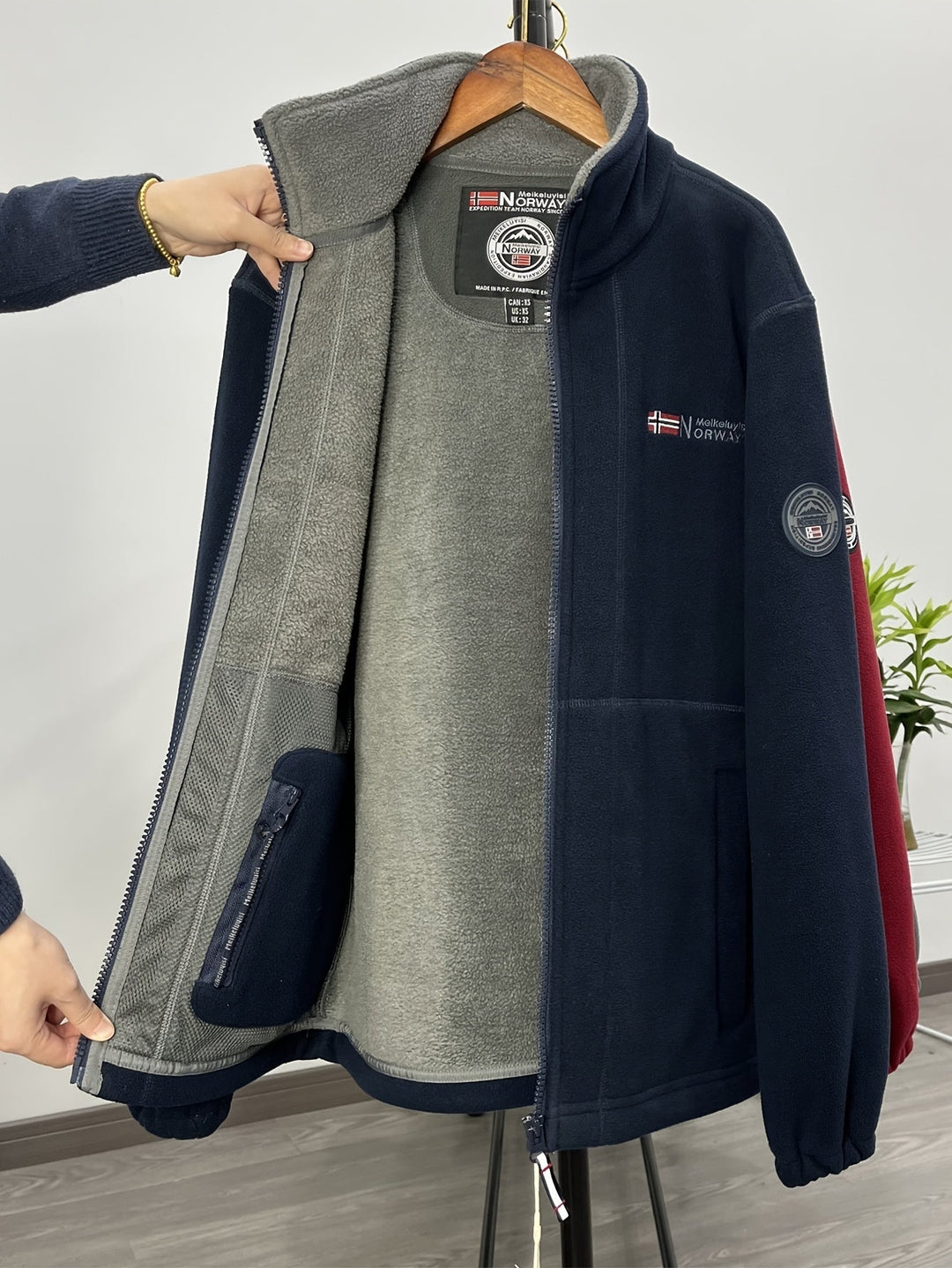 Men's textured fleece jacket with high collar and zipped pockets