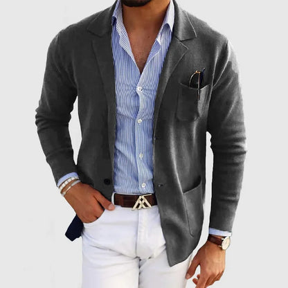 Men's long-sleeve knit blazer with notched lapels and front pockets