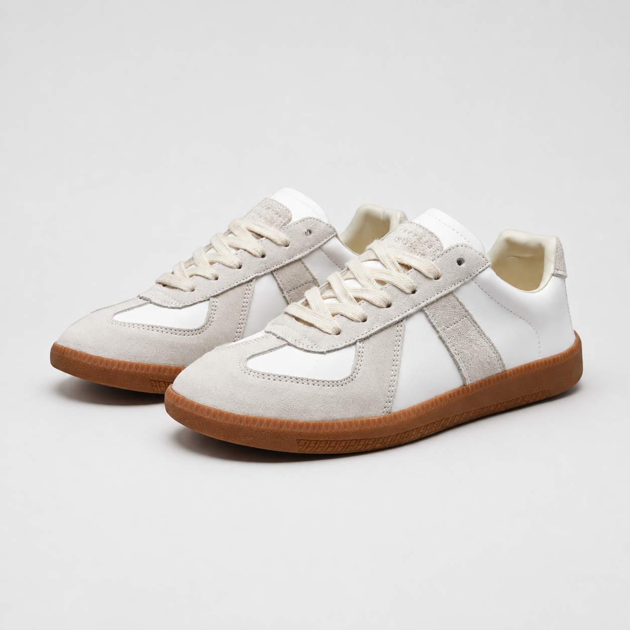 Men's low-top lace-up sneakers with contrast panel detailing