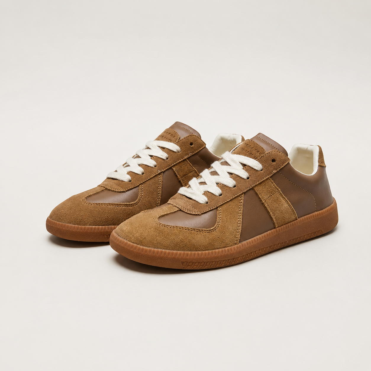 Men's low-top lace-up sneakers with contrast panel detailing