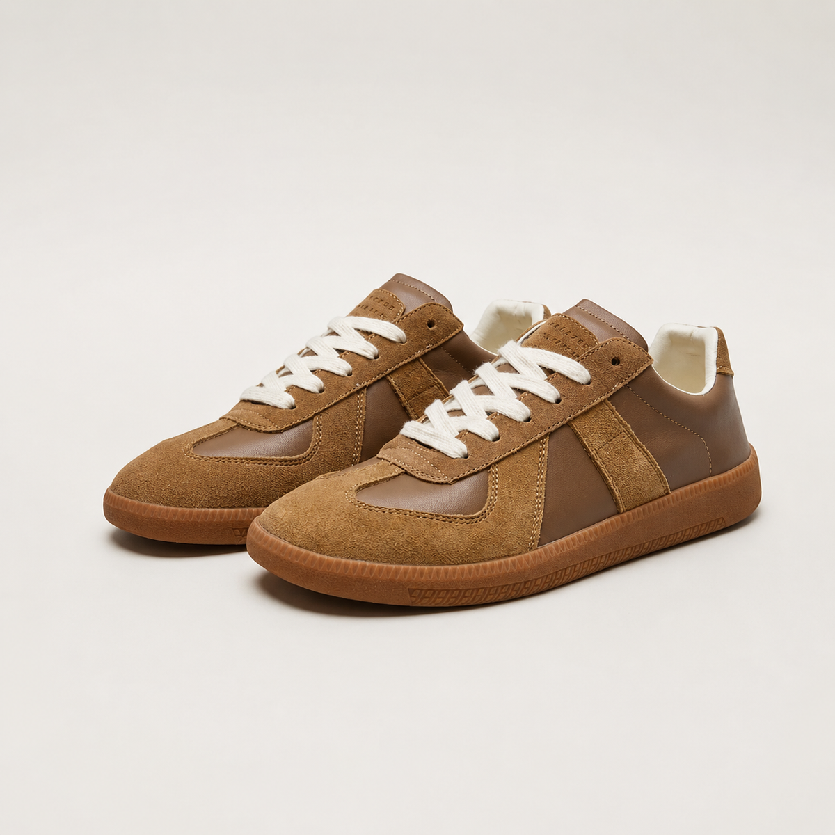 Men's low-top lace-up sneakers with contrast panel detailing