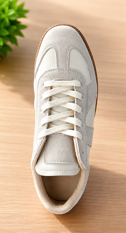 Men's panelled lace-up sneakers with round toes and flat soles
