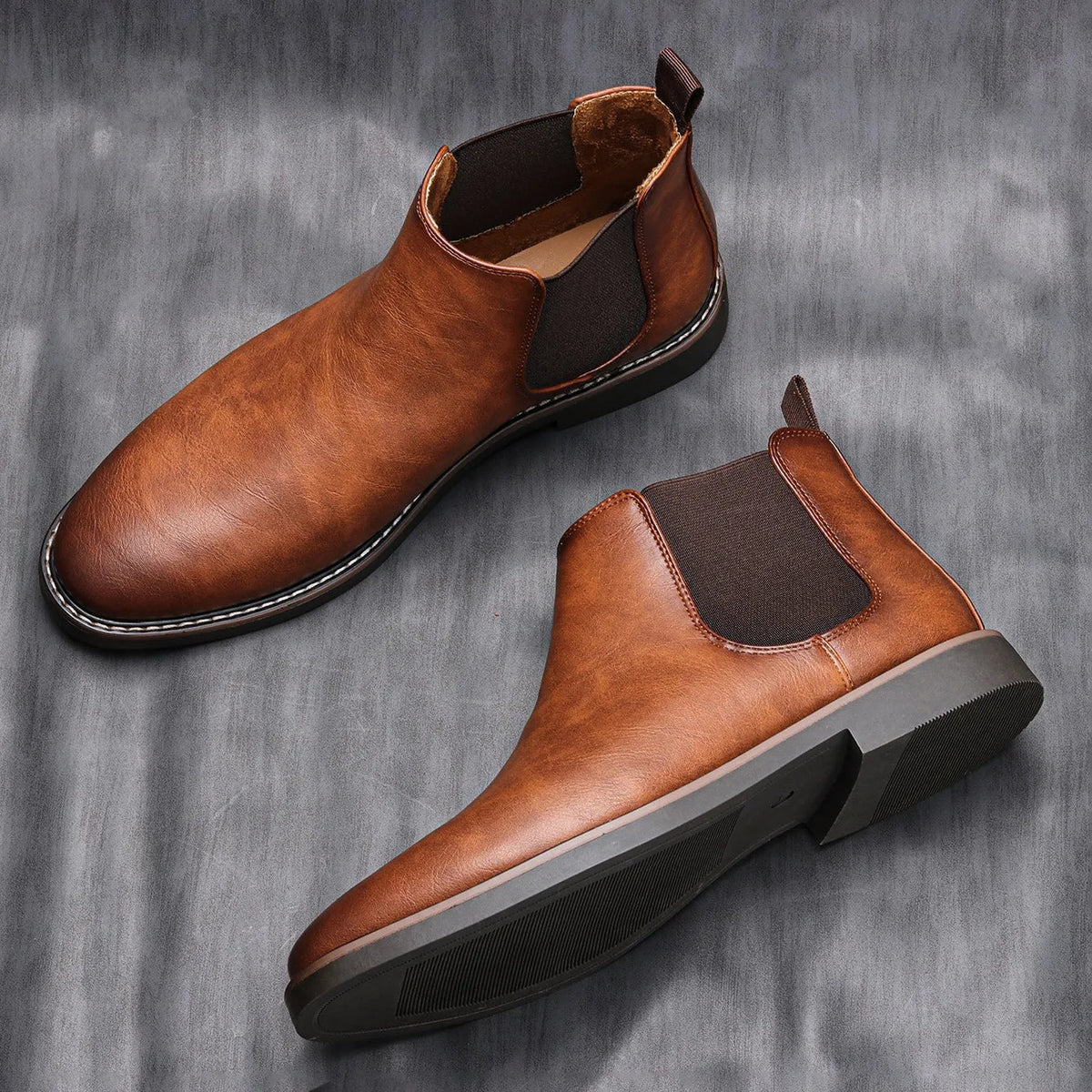 Men's Chelsea ankle boots with rounded toes, elastic side panels and flat soles