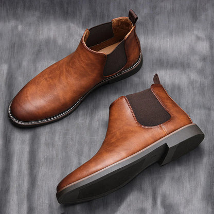 Men's Chelsea ankle boots with rounded toes, elastic side panels and flat soles