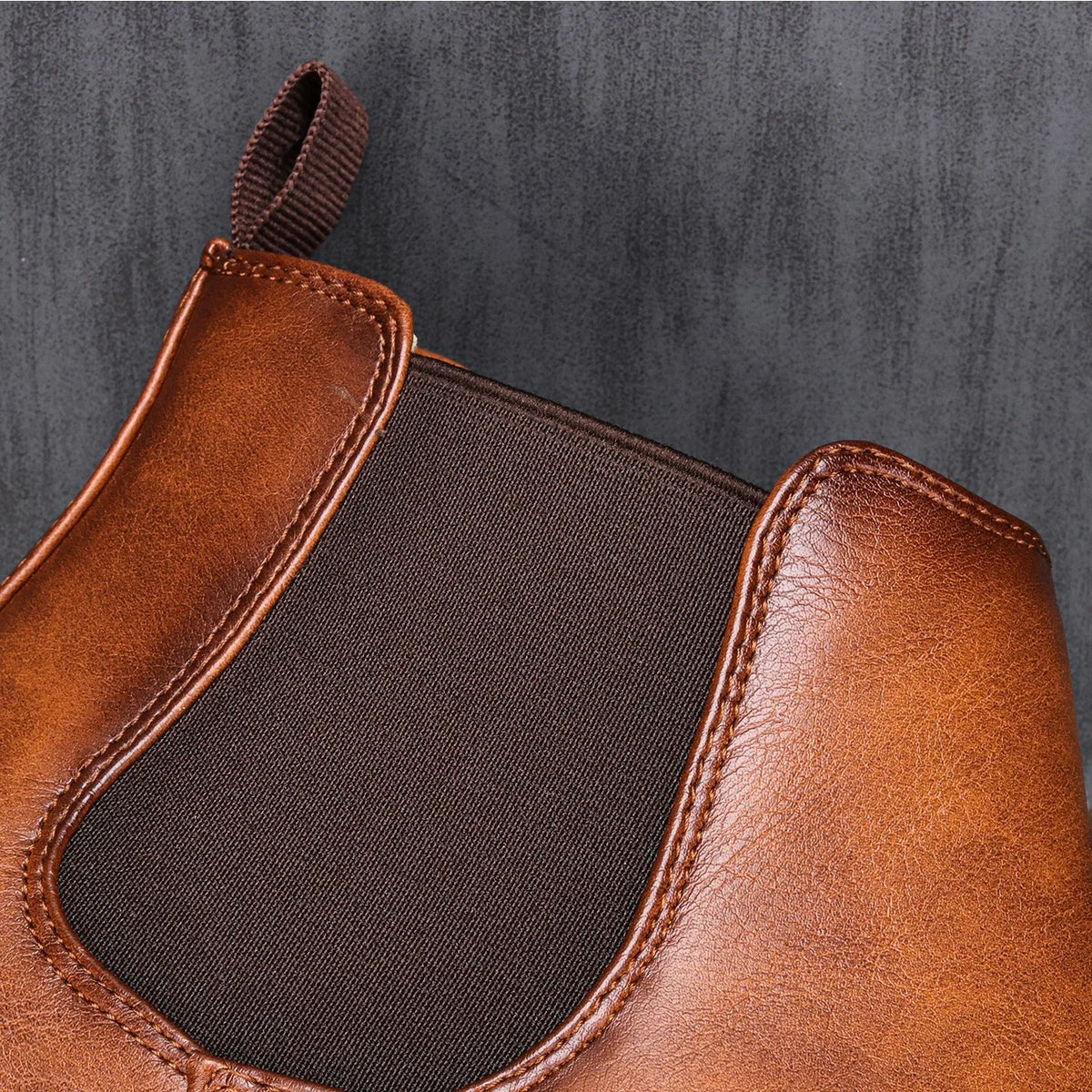 Men's Chelsea ankle boots with rounded toes, elastic side panels and flat soles