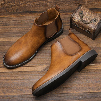 Men's Chelsea ankle boots with rounded toes, elastic side panels and flat soles