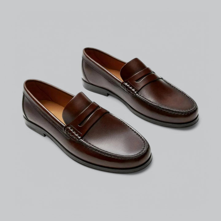Plain penny loafers with rounded toes, moc stitching and low heels