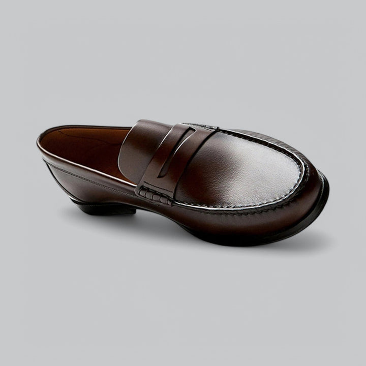 Plain penny loafers with rounded toes, moc stitching and low heels