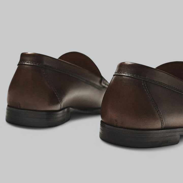 Plain penny loafers with rounded toes, moc stitching and low heels