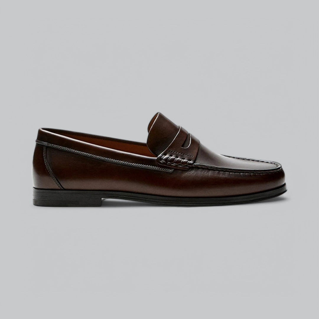Plain penny loafers with rounded toes, moc stitching and low heels