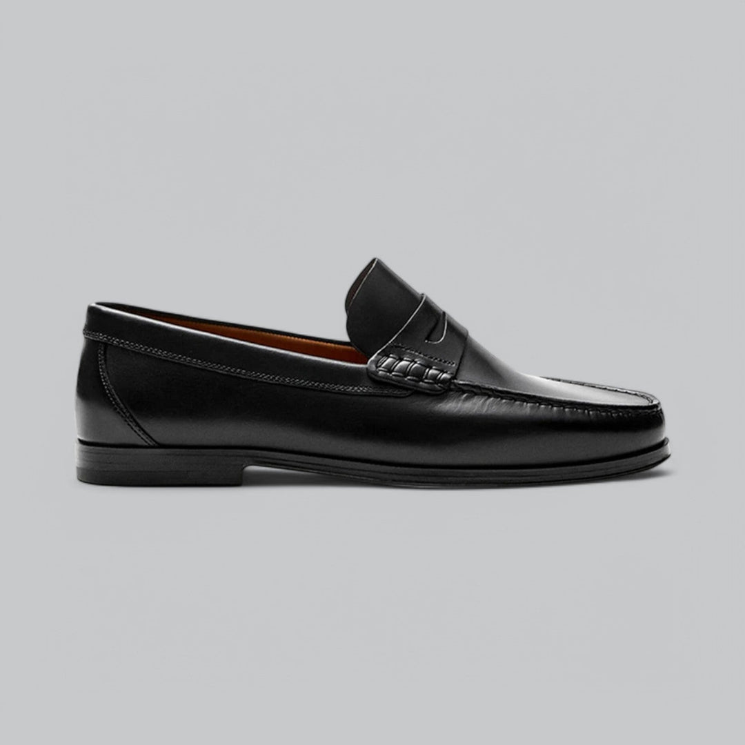 Plain penny loafers with rounded toes, moc stitching and low heels