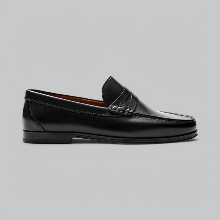 Plain penny loafers with rounded toes, moc stitching and low heels