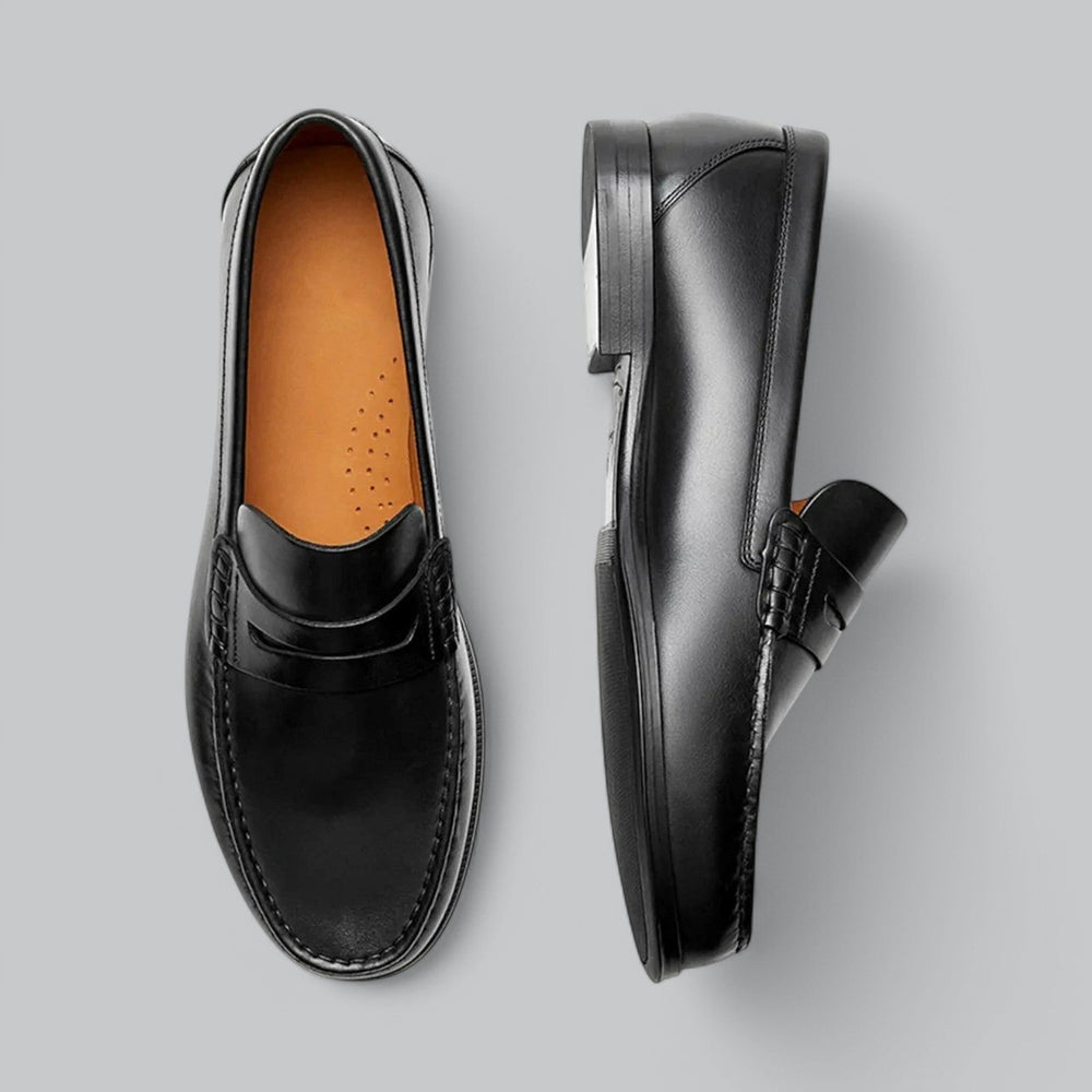 Plain penny loafers with rounded toes, moc stitching and low heels