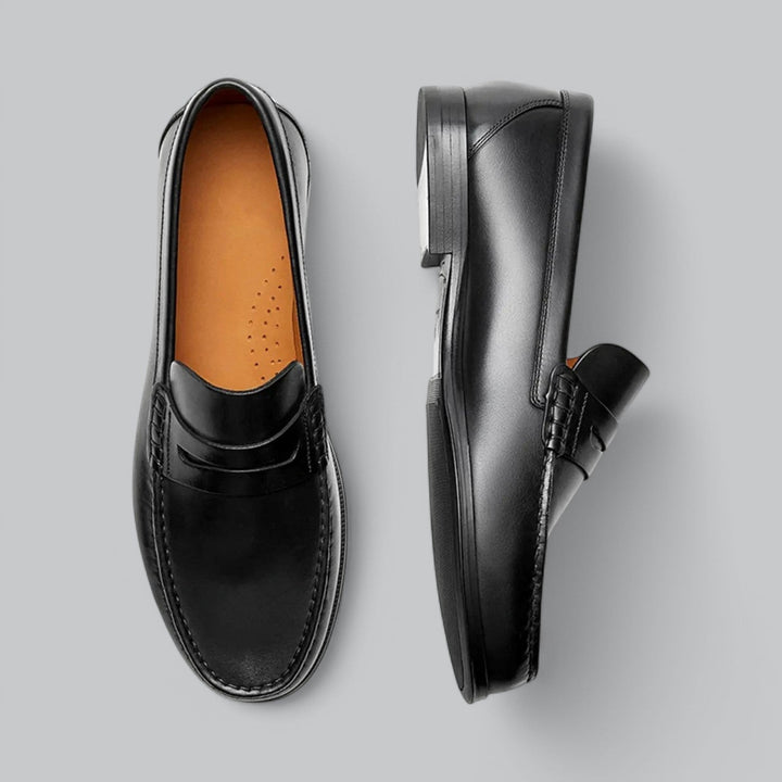 Plain penny loafers with rounded toes, moc stitching and low heels