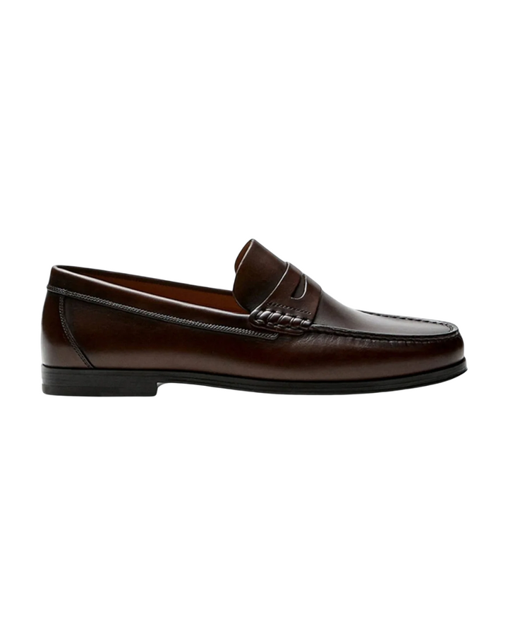 Plain penny loafers with rounded toes, moc stitching and low heels