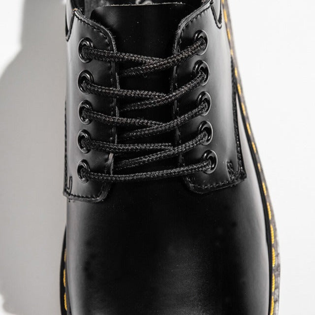 Men's lace-up shoes with round toe, lug sole and stitched trim