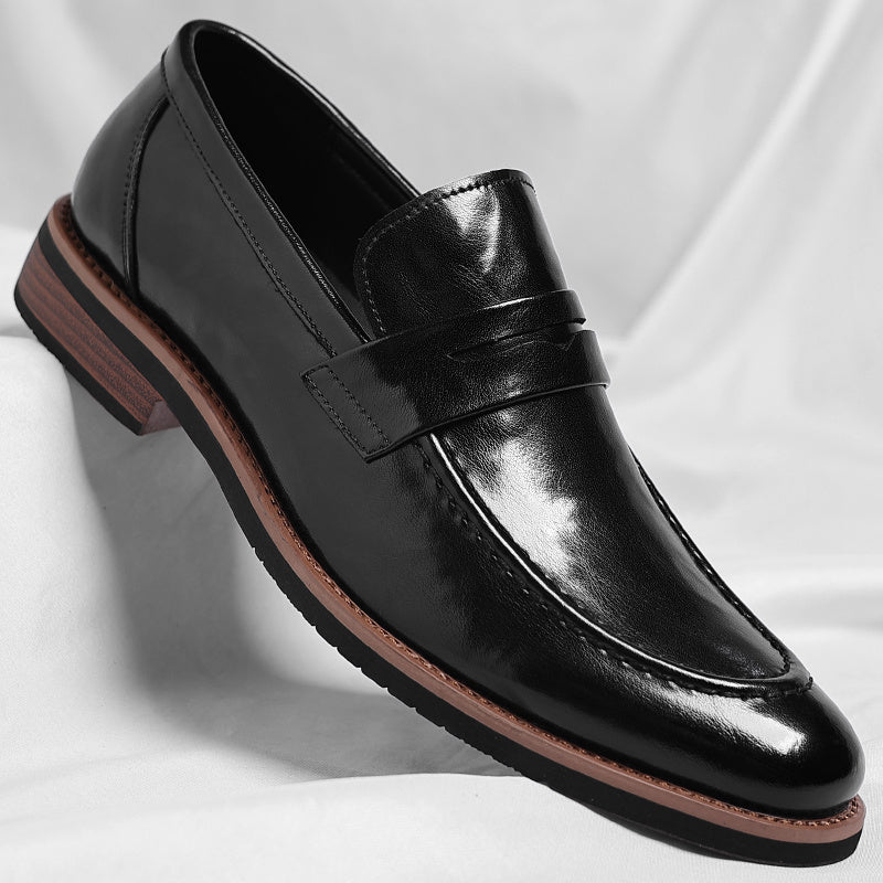 Men's penny loafer with polished finish, round toe and low heel
