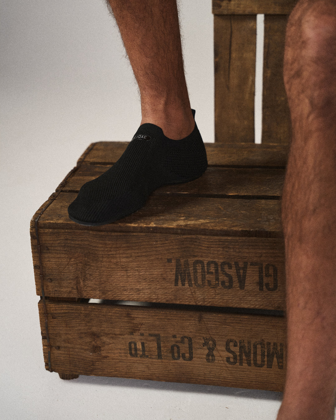 Knit slip-on shoes with round toes, pull tabs and flat soles