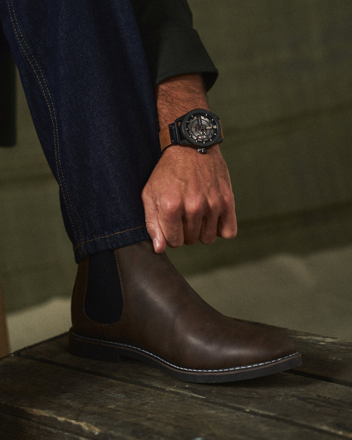 Unisex Chelsea boots with elastic side panels, pull tabs and low heels