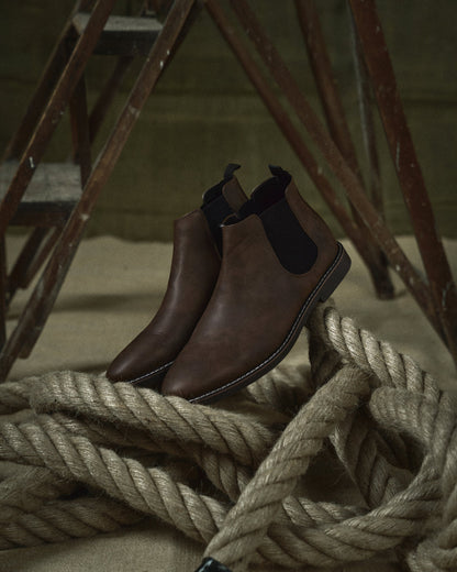 Unisex Chelsea boots with elastic side panels, pull tabs and low heels